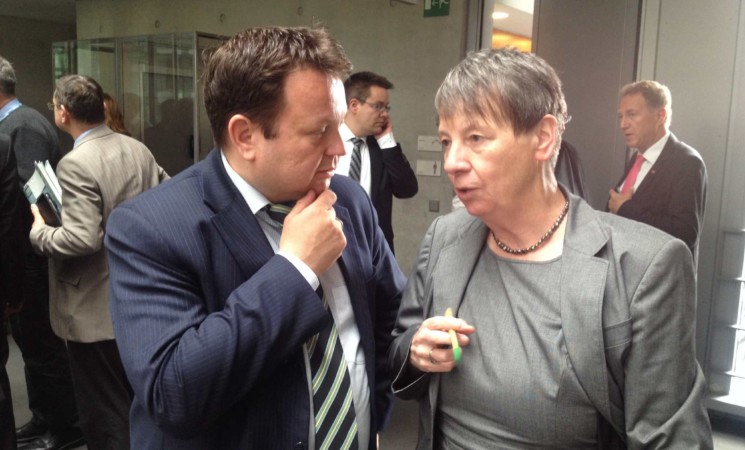 Bau- und Umweltministerin Barbara Hendricks informiert sich in Laupheim über geplante Hallenbadsanierung