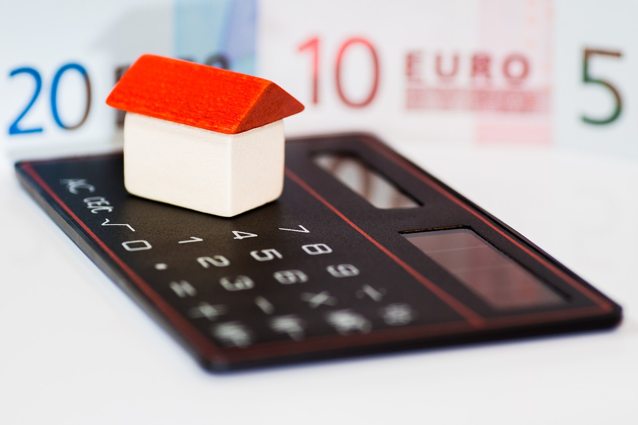 Bild von einem Haus und einem Taschenrechner